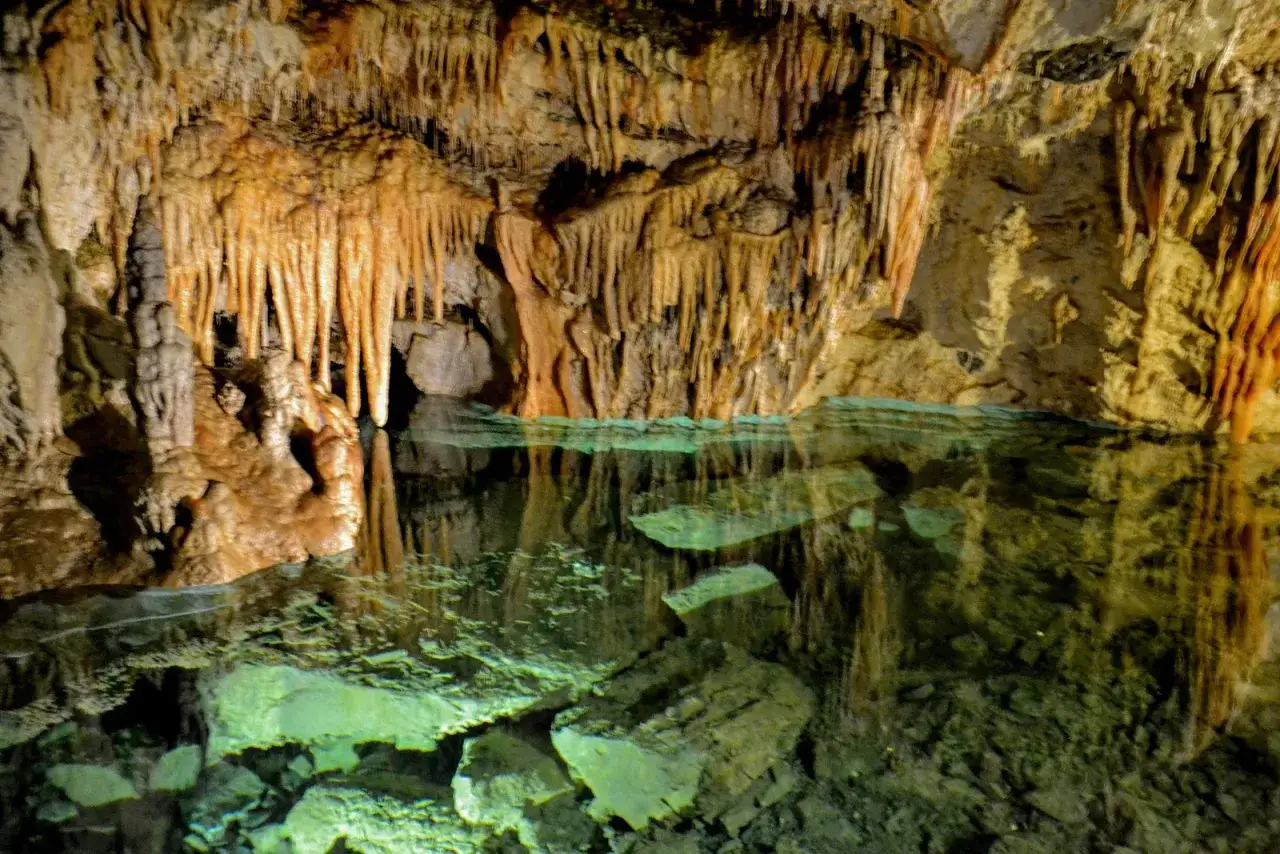 Demianowska Jaskinia Wolności wnętrze nacieki
