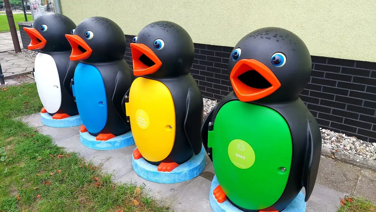 Pingwiny pomagają w segregacji śmieci dla dzieci. Każdy ma inny kolor i otwór na odpady.