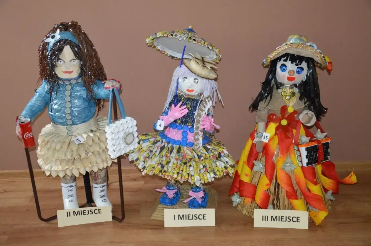 Ekologiczne pożegnanie Marzanny, dzieci segregujące odpady