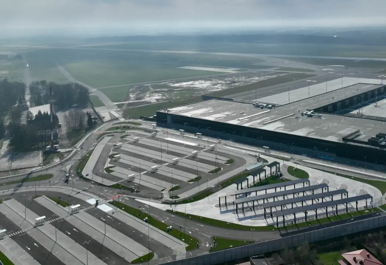 tablica odlot&oacute;w lotnisko Warszawa-Radom