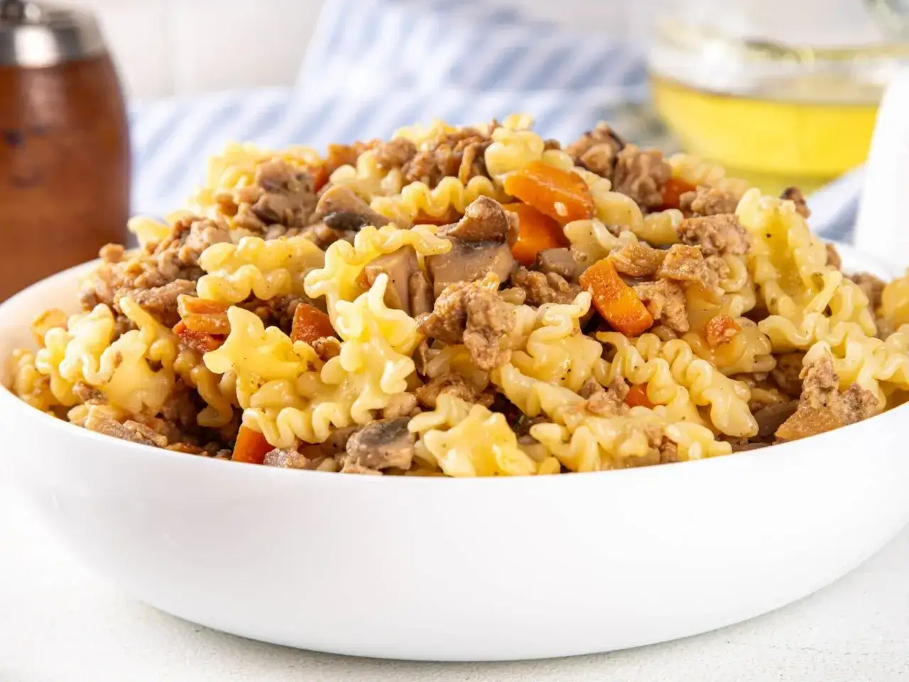 Makaron z mielonym mięsem, pieczarkami i marchewką. Idealne rozwiązanie, co na obiad szybko i zdrowo, gdy brakuje czasu.
