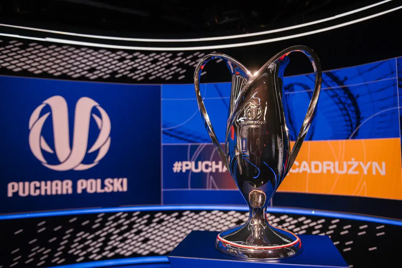 Błyszczący Puchar Polski, symbol triumfu, czeka na moment, kiedy rusza ekstraklasa.