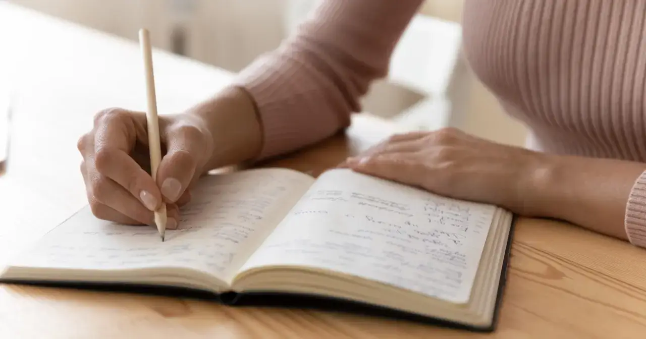 osoba pisząca opinię, notatki przed pisaniem