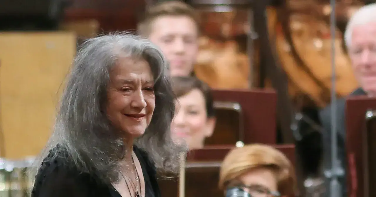 Uśmiechnięta Martha Argerich, kt&oacute;rej argentyńskie pochodzenie jest znane na całym świecie, w otoczeniu innych os&oacute;b.