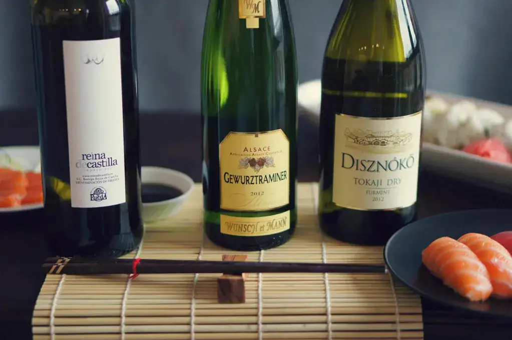 białe wino do sushi różne butelki