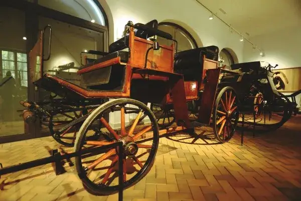 Muzeum Łowiectwa i Jeździectwa powozownia kolekcja pojazd&oacute;w
