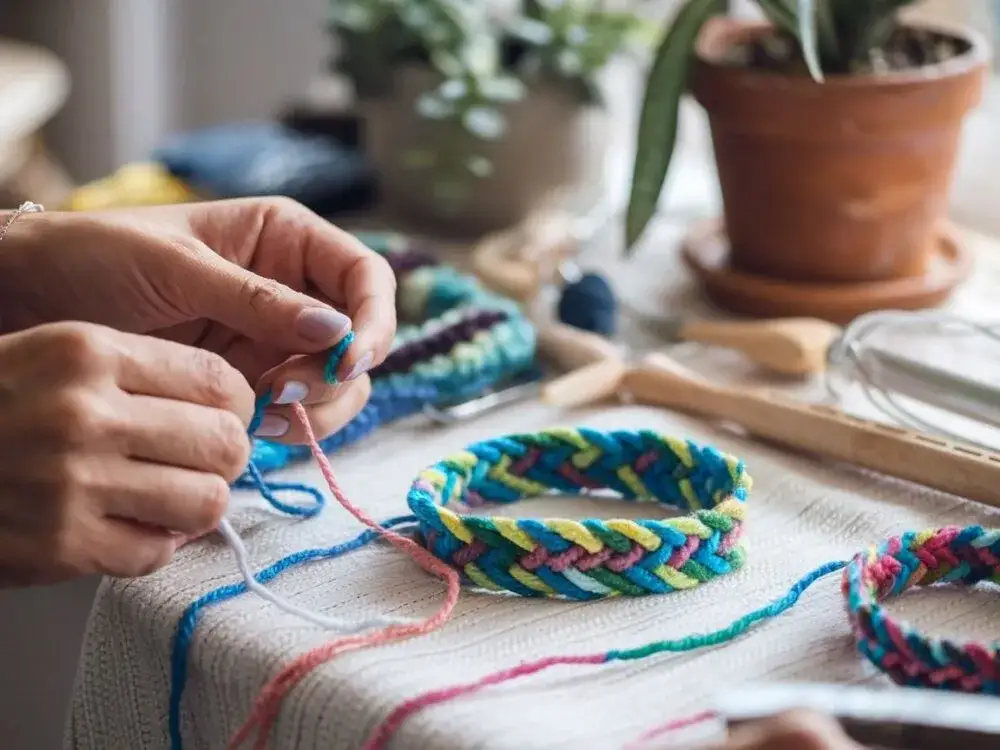 Zdjęcie Jak zapleść bransoletkę - proste techniki, kt&oacute;re musisz znać