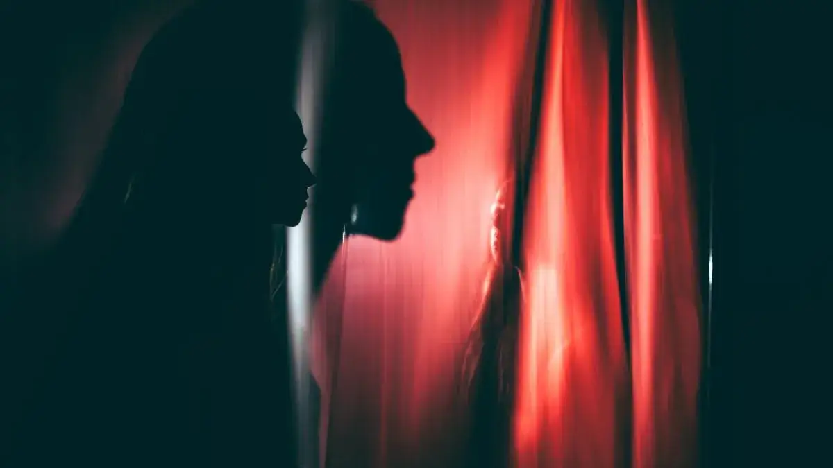 Zdjęcie Filmy o sektach seksualnych: mroczne historie manipulacji i psychologii