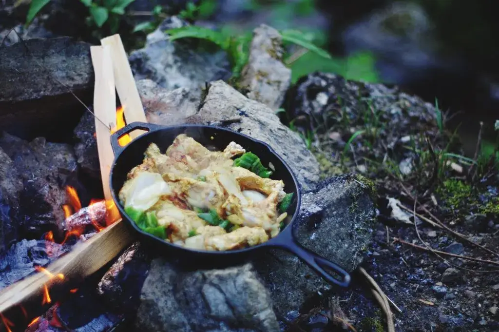 Zdjęcie Jak czyścić patelnię żeliwną, aby uniknąć rdzewienia i uszkodzeń