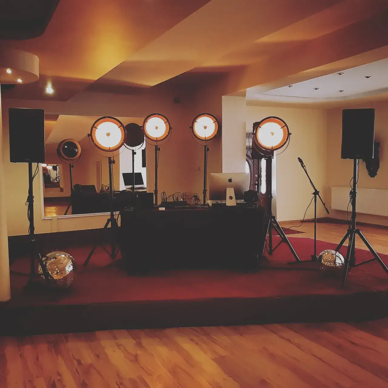 Zdjęcie Jakie pytania zadać DJ na wesele? Lista, która uchroni cię przed błędami