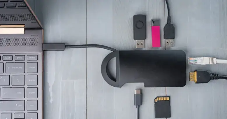 Zdjęcie Jak podłączyć pendrive do laptopa – proste kroki i rozwiązania problemów