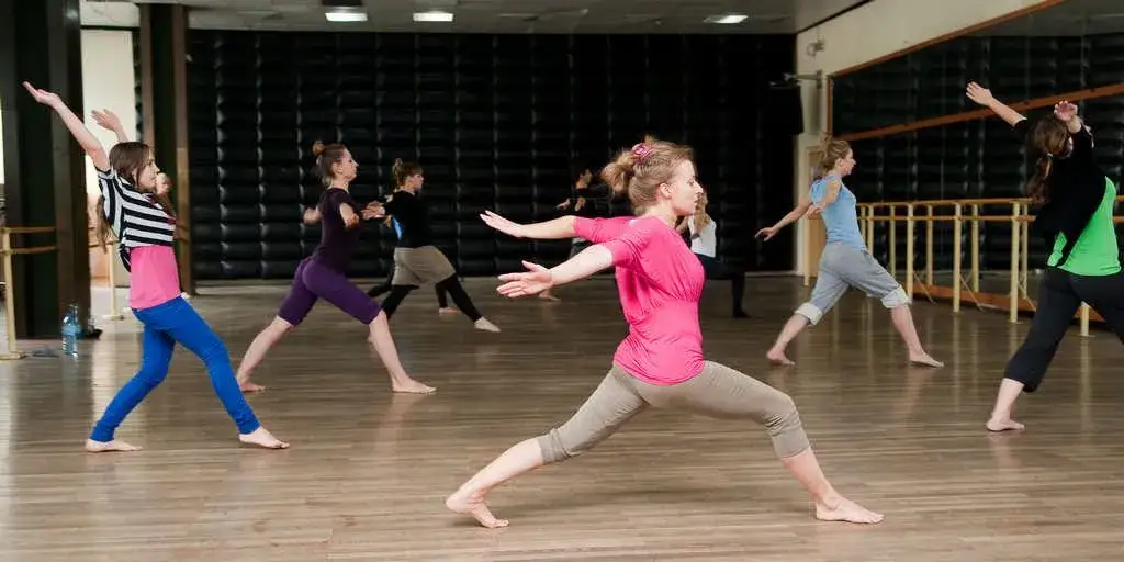 Zdjęcie Tańce integracyjne dla młodzieży: Magiczny sposób na budowanie więzi i zaufania