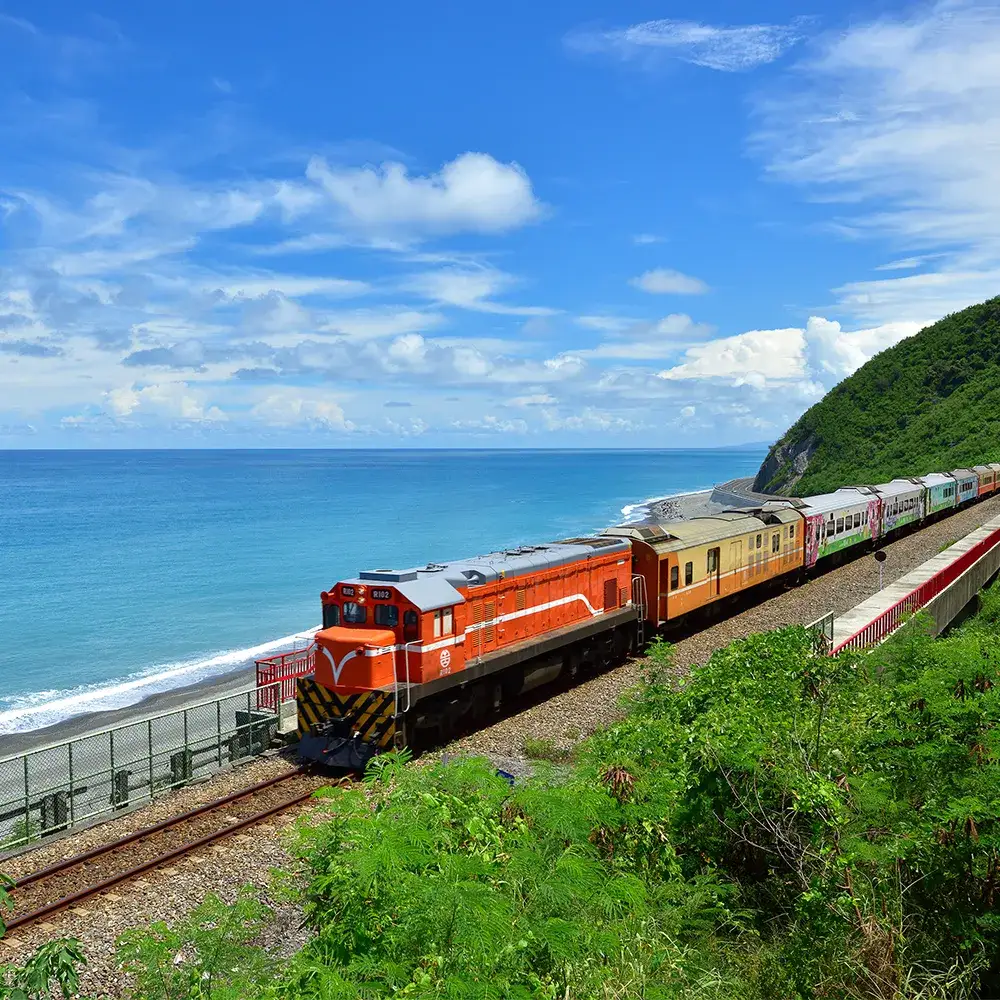 Zdjęcie Gdzie pociągiem nad morze? Odkryj najwspanialsze trasy i miejsca