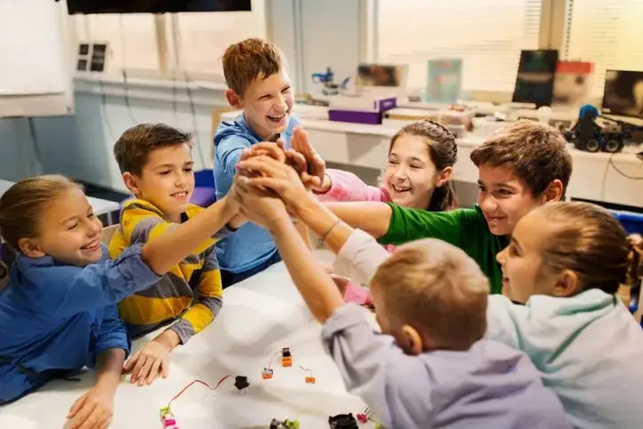 Zdjęcie Wpływ grupy rówieśniczej na rozwój dziecka - kluczowe aspekty