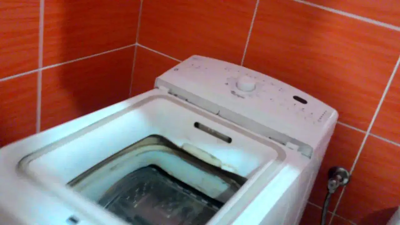 Zdjęcie Jak zdjąć obudowę pralki ładowanej od góry - uniknij kosztownych napraw