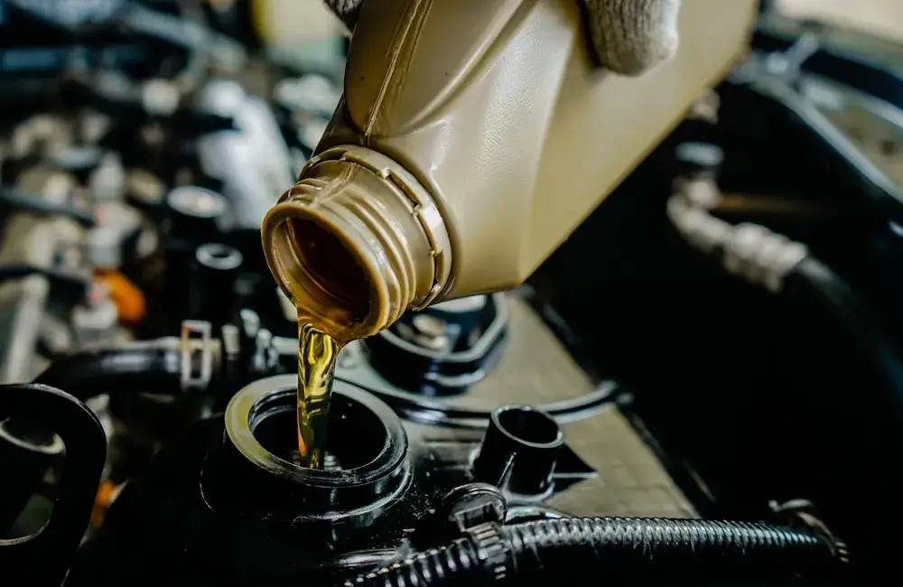 Zdjęcie MOTUL 0W20 Hybrid - najlepszy olej do silników hybrydowych i oszczędności paliwa