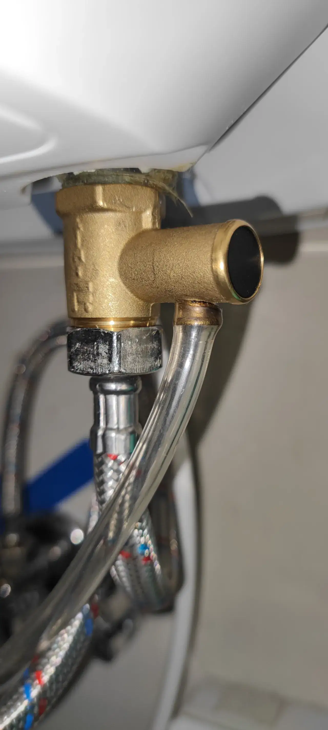 Zdjęcie Jak działa zawór bezpieczeństwa w bojlerze i dlaczego jest kluczowy dla bezpieczeństwa?