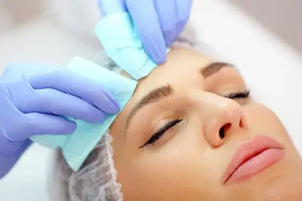 Zdjęcie Czy warto wyciskać pryszcze? Poznaj ryzyka i lepsze metody pielęgnacji