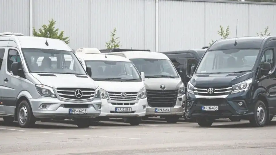 Zdjęcie Bus na 12 osób - jakie prawo jazdy pozwoli uniknąć problemów?