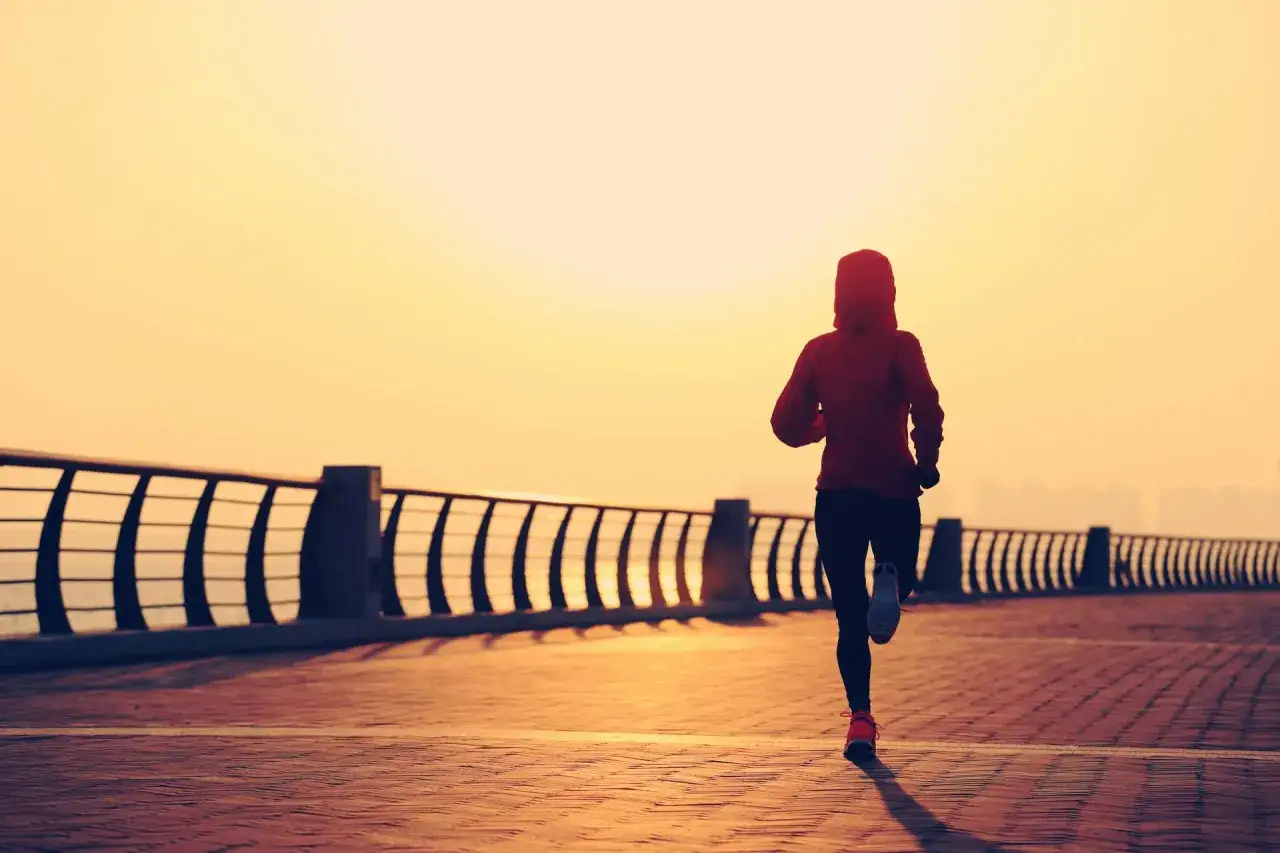 Zdjęcie Kiedy lepiej biegać rano czy wieczorem? Odkryj najlepsze porady