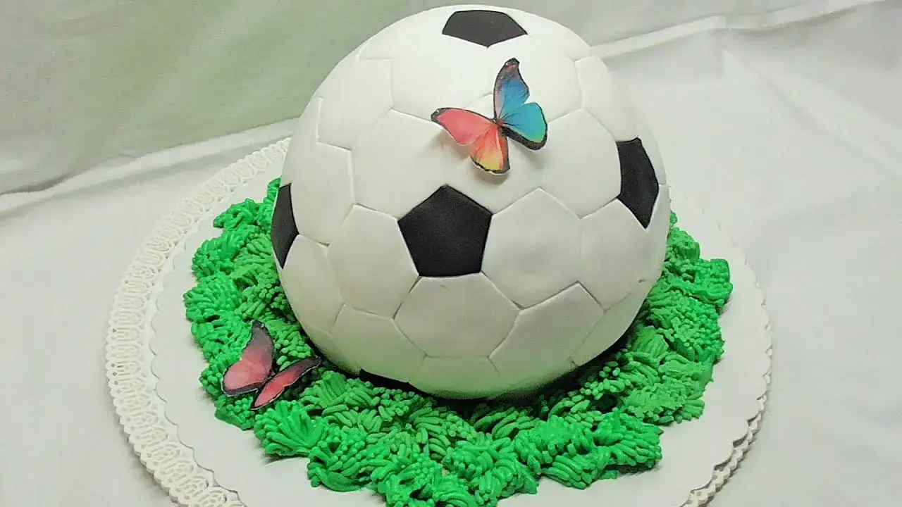 Zdjęcie Jak zrobić tort piłka – proste przepisy na efektowny deser na imprezę