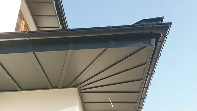 Zdjęcie Podbitka z blachy płaskiej: Montaż, zalety i najlepsze praktyki