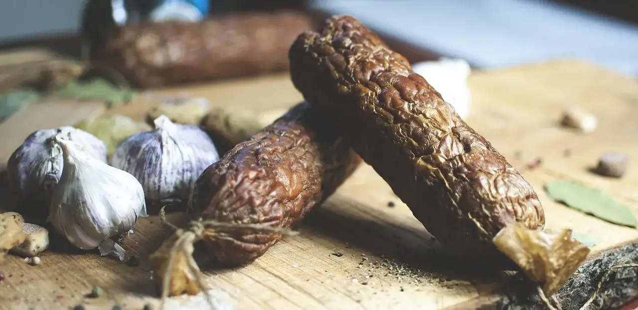Zdjęcie Ile wędzić kiełbasę, aby uzyskać idealny smak i aromat?