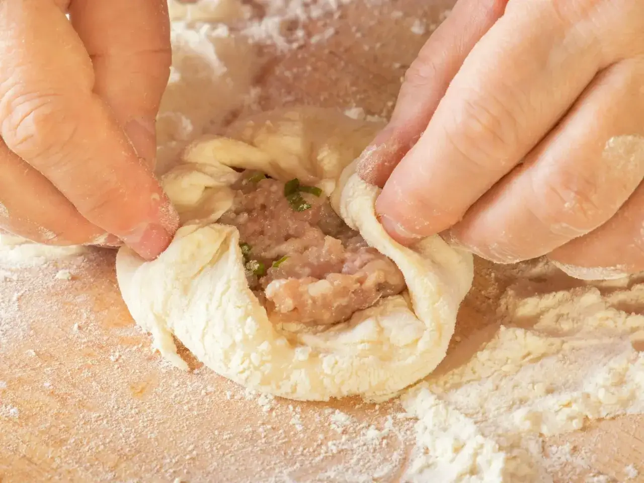 Zdjęcie Pierogi drożdżowe z mięsem: jak zrobić idealne ciasto? Porady ekspertów