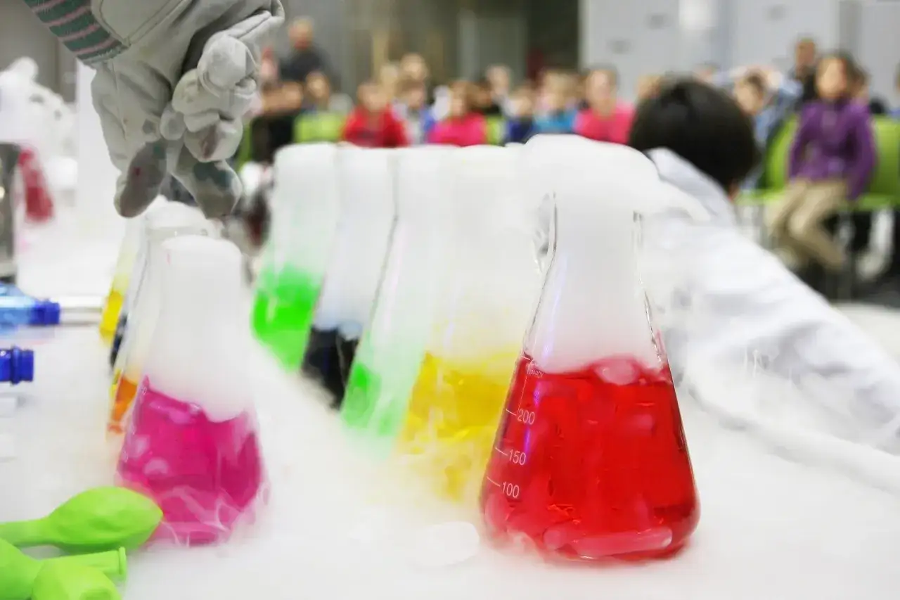 Bezpieczne eksperymenty z suchym lodem