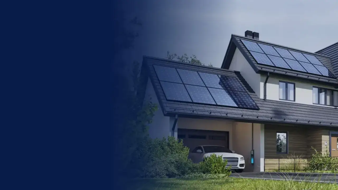 Dom z panelami słonecznymi na dachu, zapewniający własny prąd bez podłączenia do sieci. Obok ładowarka do samochodu elektrycznego.
