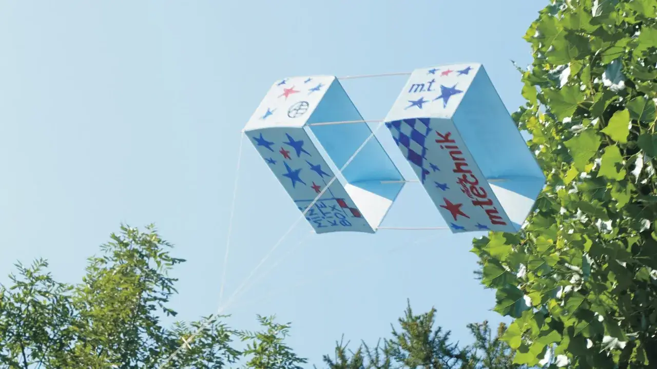 Dwukomorowy latawiec z gwiazdkami i napisem 