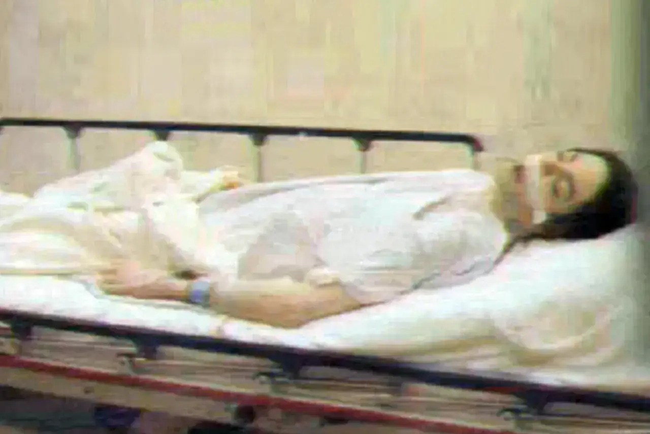 Ostatnie chwile Michaela Jacksona, kiedy zmarł, leżącego w szpitalnym ł&oacute;żku.