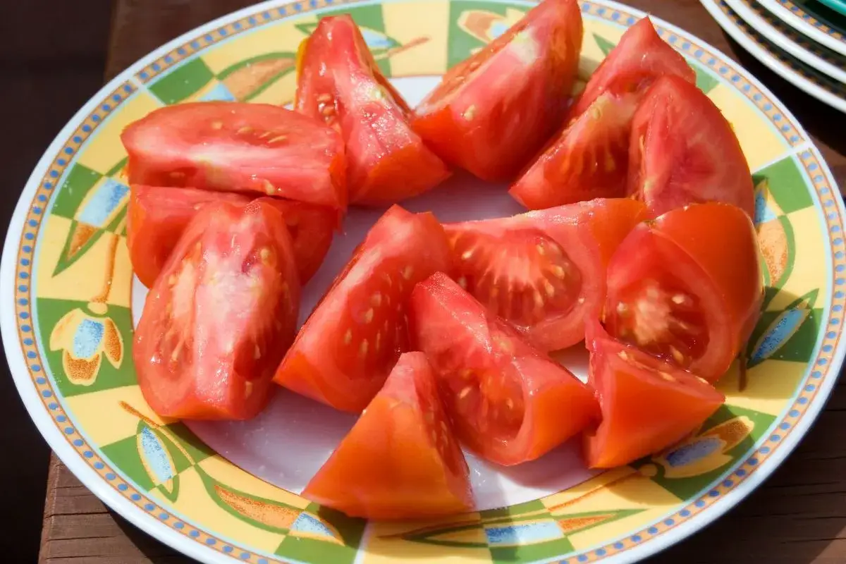 Dlaczego pomidory puszczają wodę w sałatce
