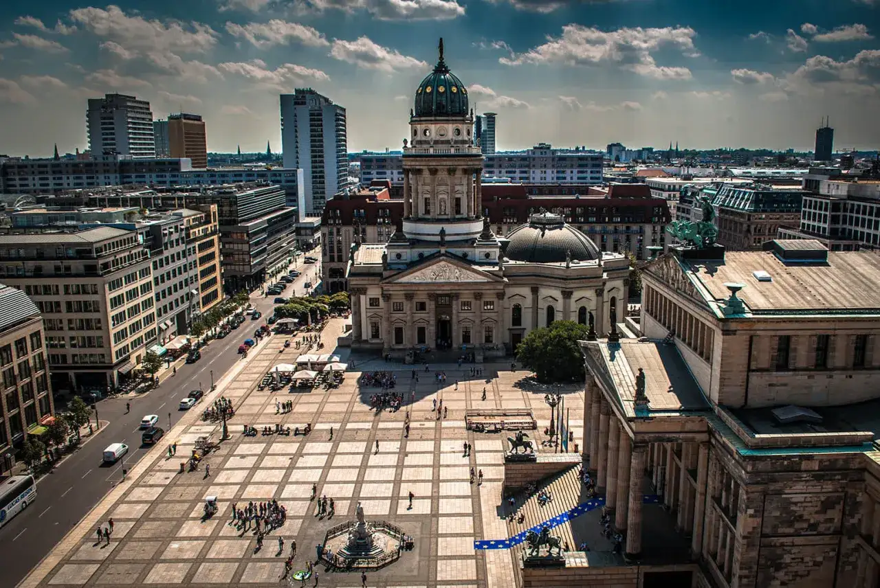 Plac Gendarmenmarkt w Berlinie, z katedrami i nowoczesnymi budynkami. Ciekawe ciekawostki o Berlinie czekają na odkrycie!