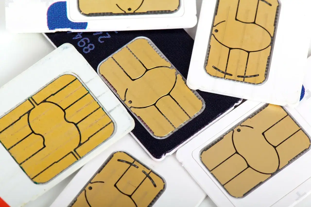 Karty SIM, w tym nano SIM, co to jest? Złote styki na białych i ciemnych plastikach.