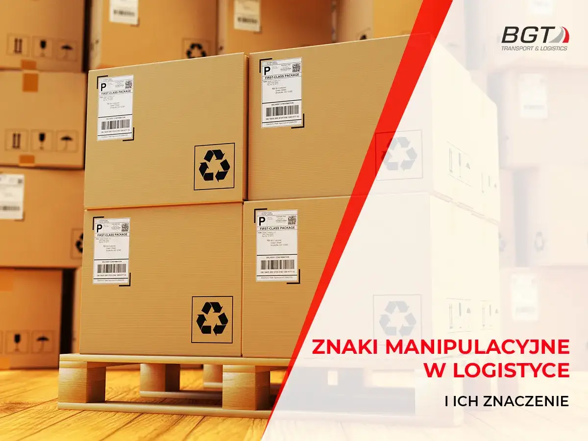 Pudełka z etykietami i symbolami recyklingu na palecie. Znaki manipulacyjne w logistyce są kluczowe dla bezpiecznego transportu.