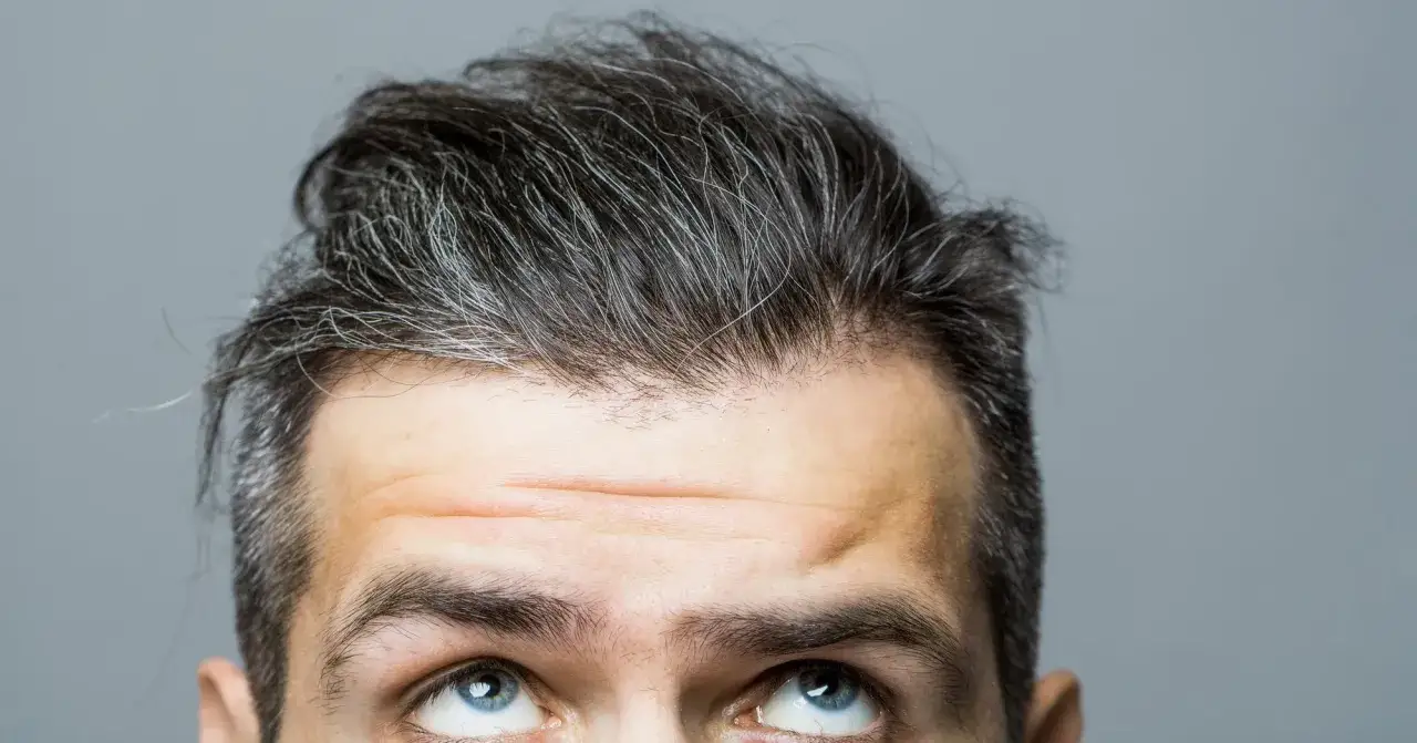 Zdjęcie Graue Haare bei Männern: Stil, Pflege und Selbstbewusstsein entfalten