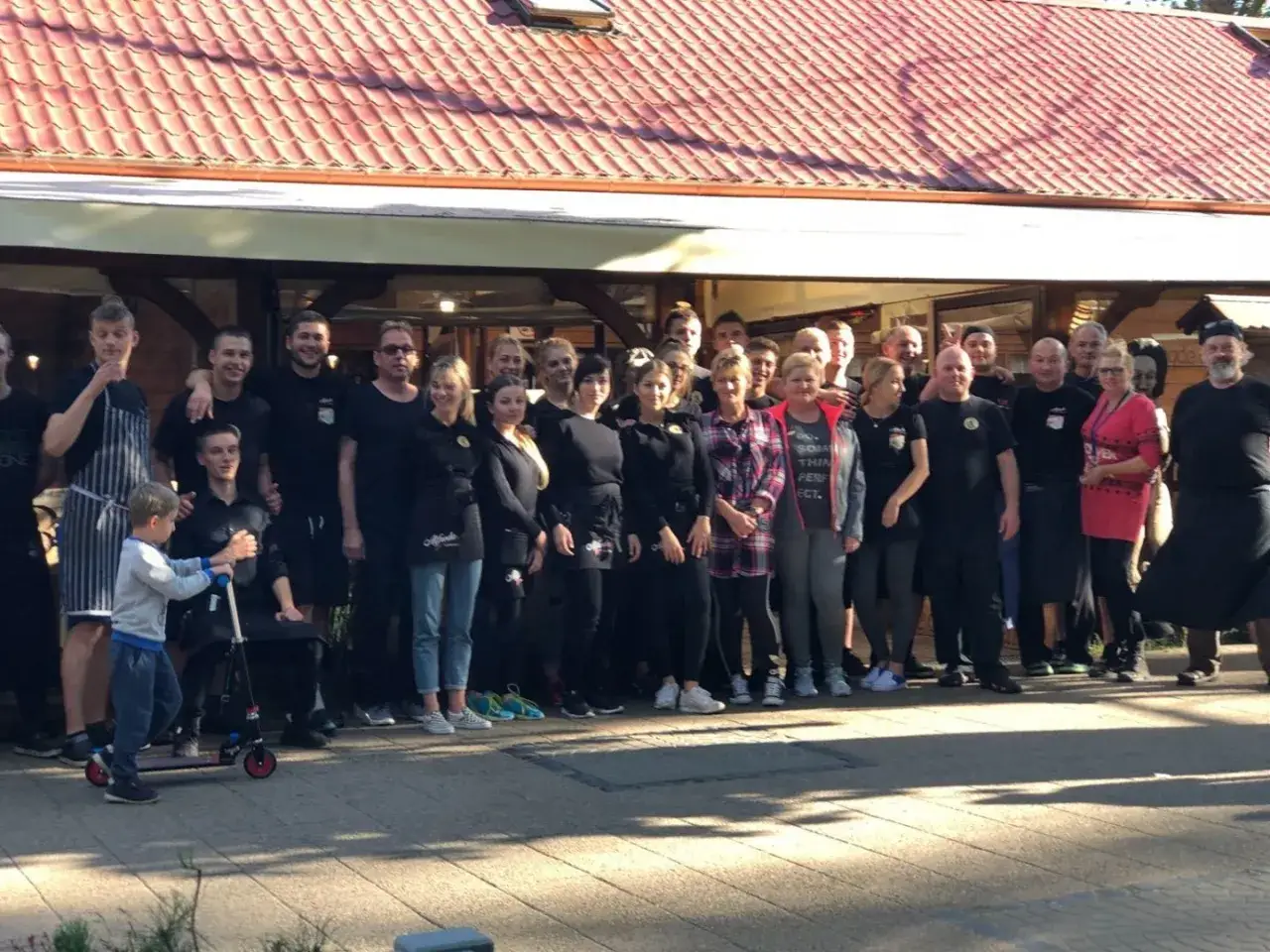 Zespół restauracji w Jastrzębiej Górze, gotowy na przyjęcie gości. Zastanawiasz się, gdzie zjeść w Jastrzębiej Górze? Tu znajdziesz pyszne jedzenie!