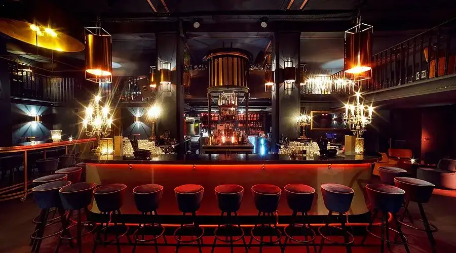różne typy barów w Warszawie, koktajlbar, pub, klub