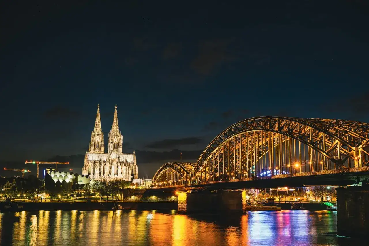 Wieczorem w Kolonii: imponująca katedra i most Hohenzollernów nad Renem. To obowiązkowe punkty, co zobaczyć w Kolonii.