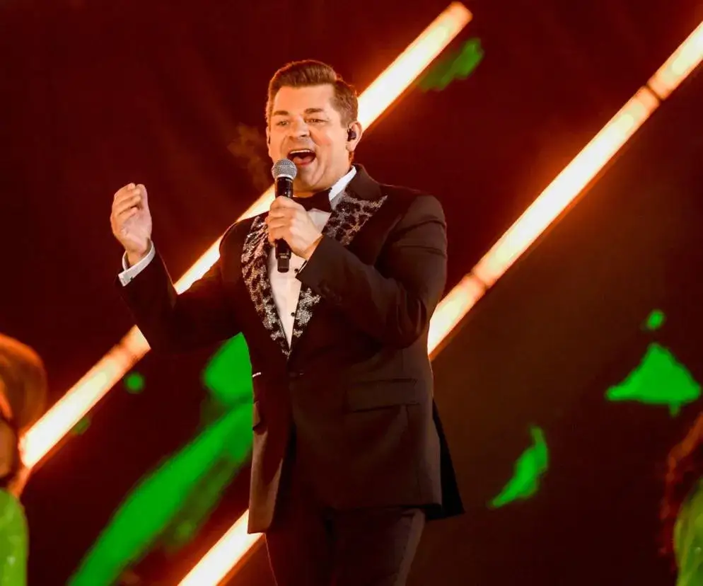 Zenek Martyniuk na scenie wesele
