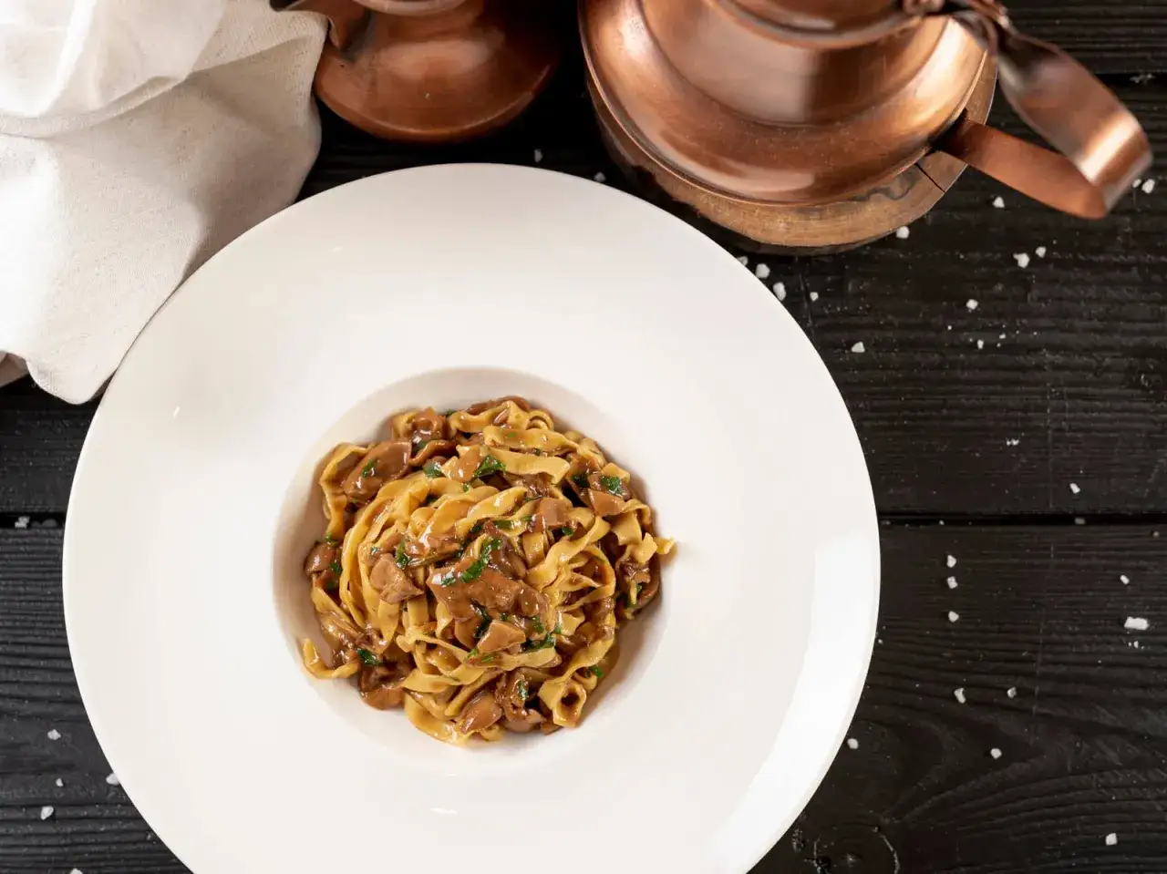 Pyszny makaron włoski z grzybami, idealny na obiad. Proste i szybkie makaron włoski przepis.
