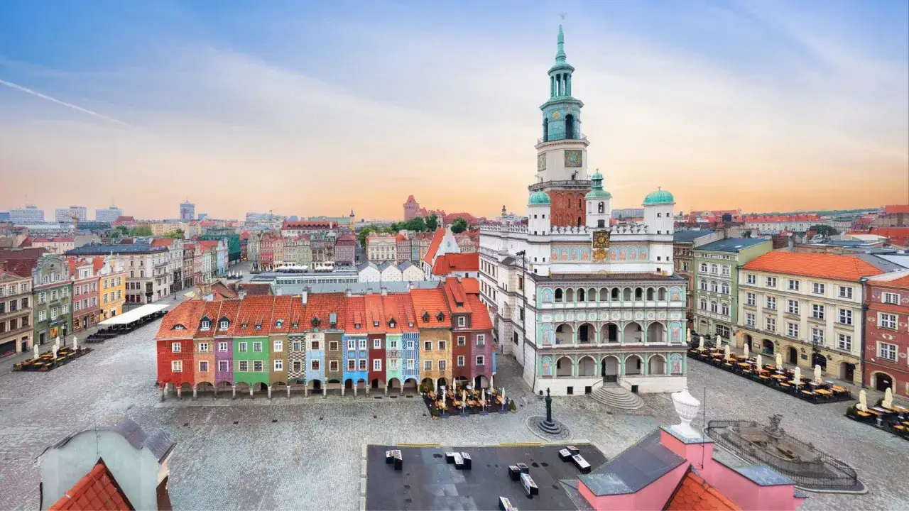 Poznański Rynek, największy rynek w Polsce, z kolorowymi kamieniczkami i ratuszem.