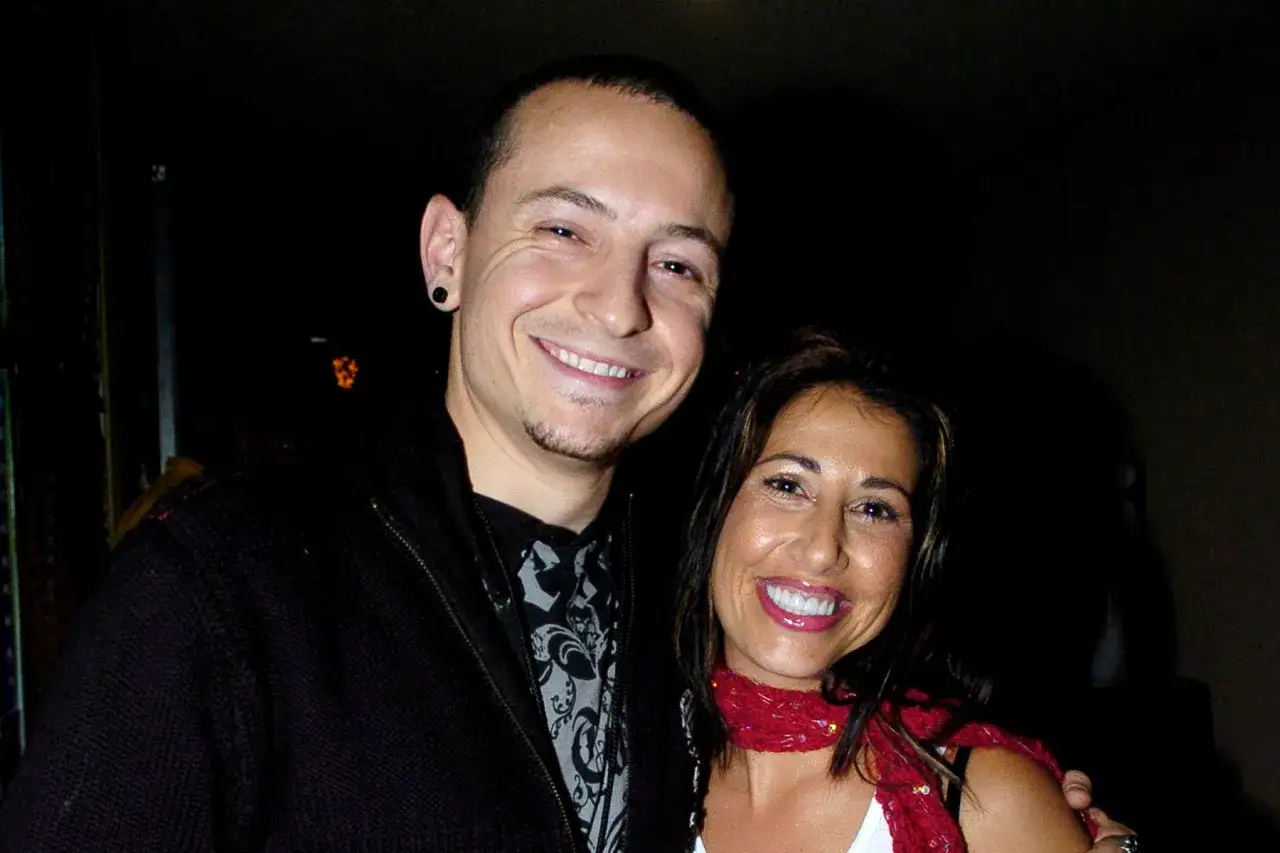 Uśmiechnięty Chester Bennington z żoną Talindą Ann Bentley. Samantha Marie Olit, jego była żona, była jego pierwszą miłością.