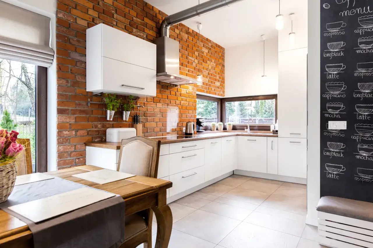 Zdjęcie Co powiesić na ścianie z cegły, by uniknąć nudnych wnętrz?