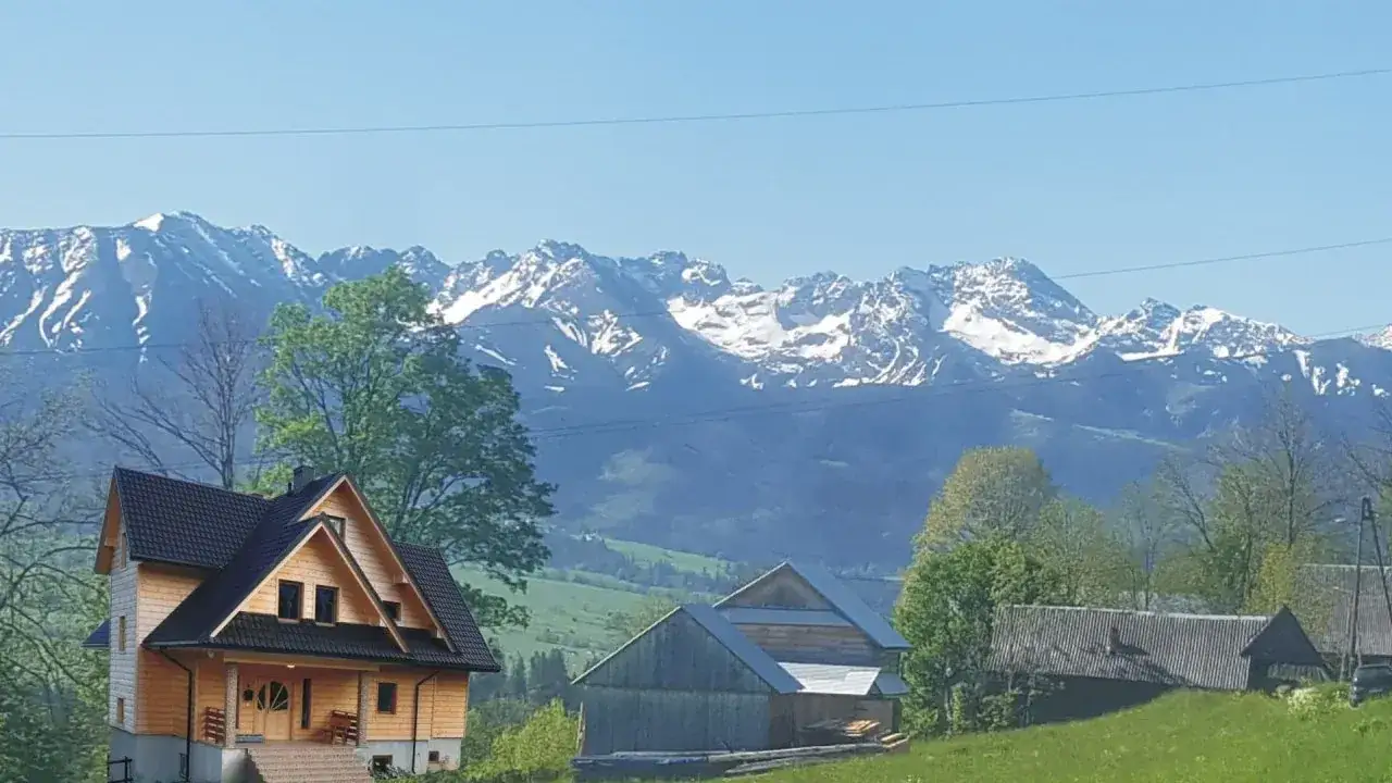 Domki na wierchu Biały Dunajec widok na Tatry