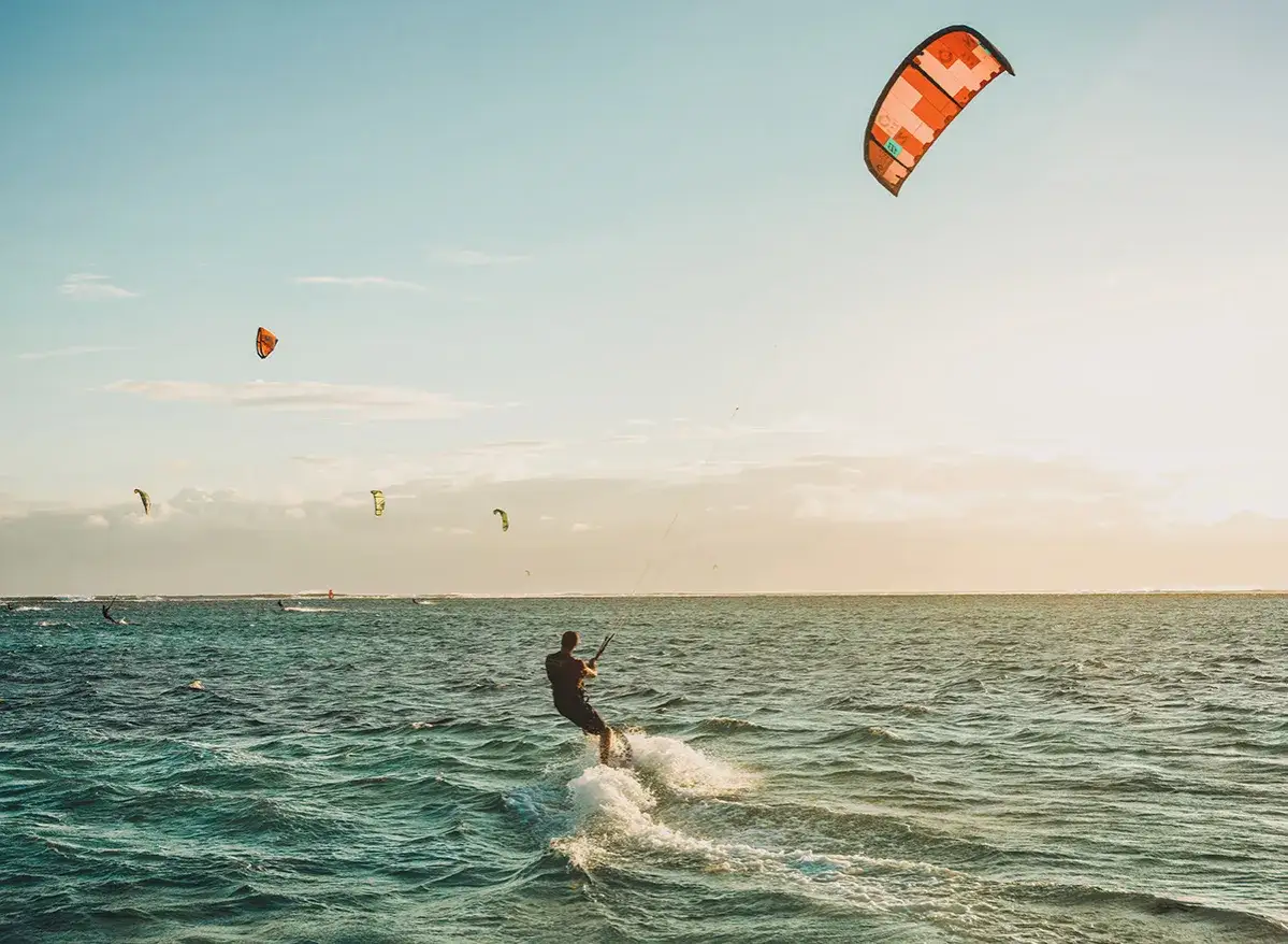 Zdjęcie Gdzie najlepiej na kitesurfing? Odkryj idealne miejsca i warunki