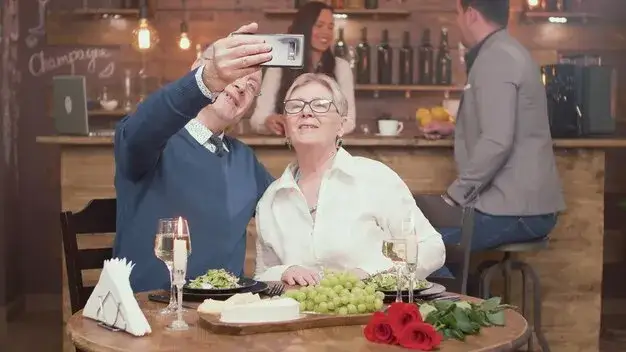 starsza para na romantycznej kolacji w restauracji
