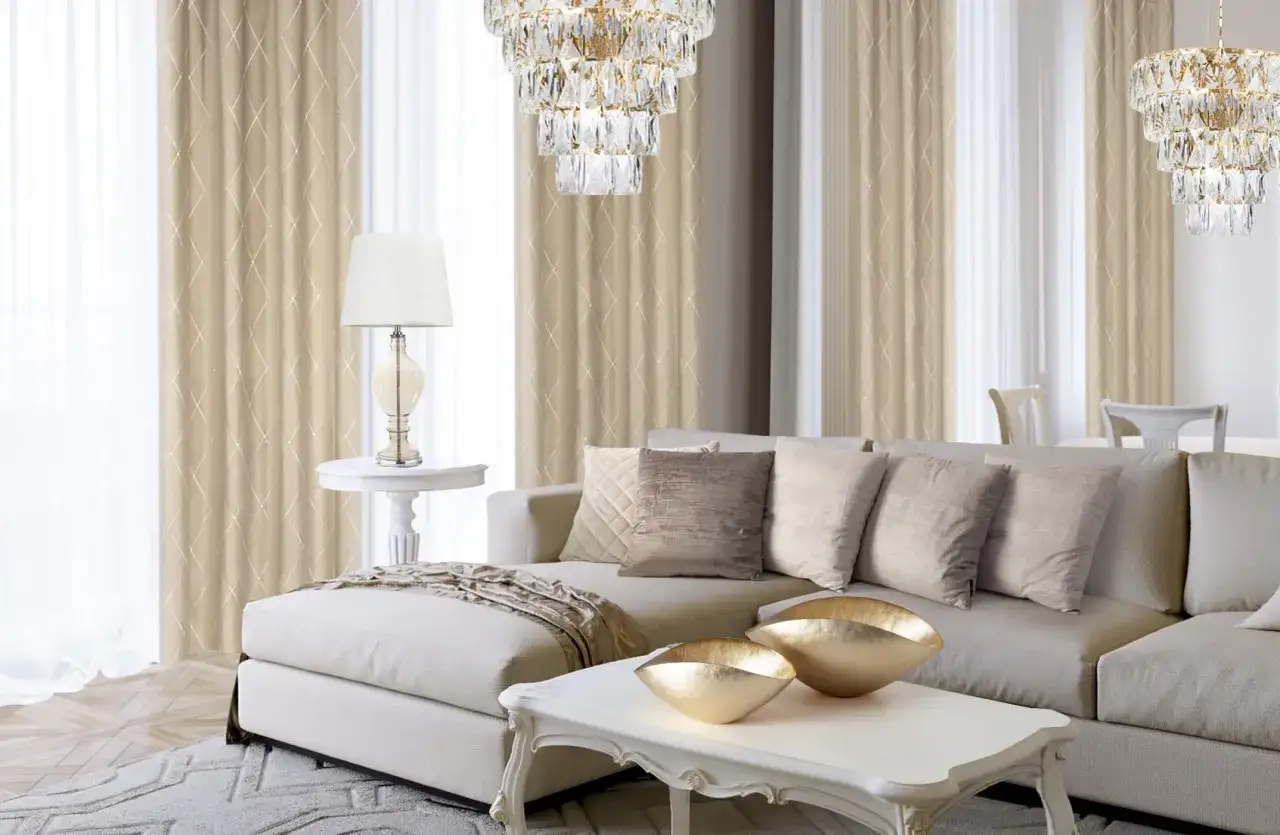 Elegancki salon w stylu nowojorskim z beżowymi zasłonami, kryształowym żyrandolem i wygodną sofą.