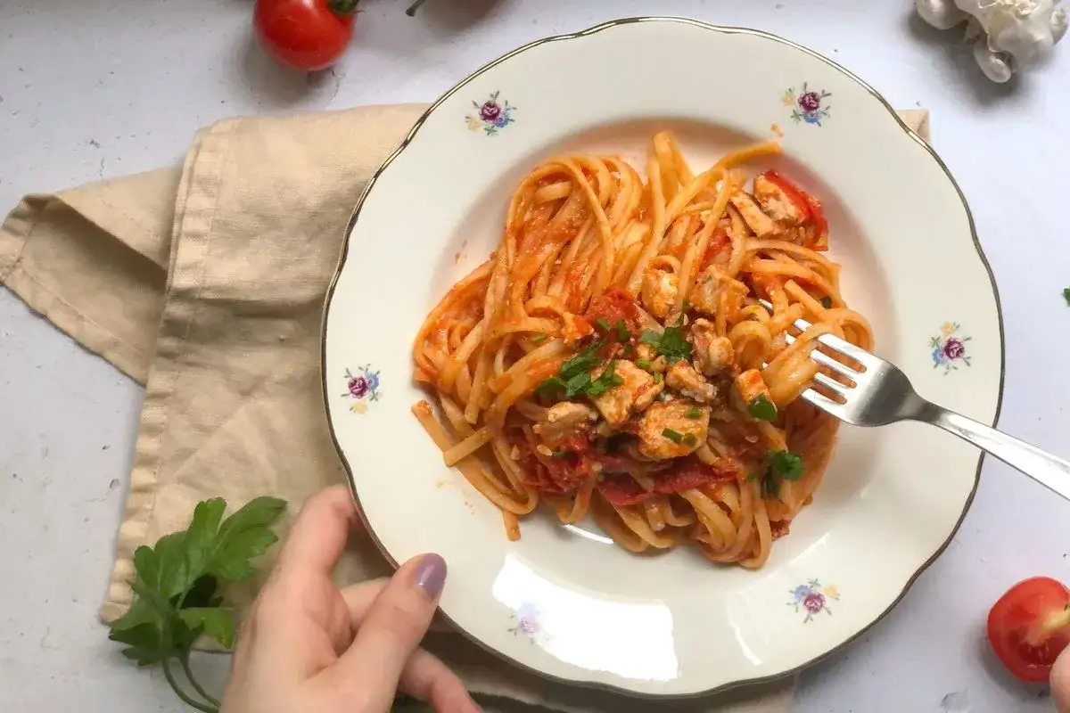 ingredienti pasta pesce spada e pomodoro freschi